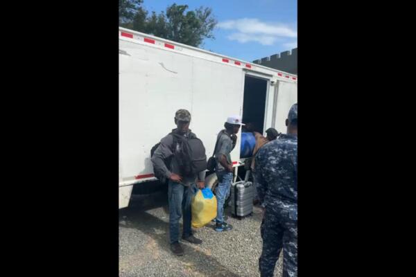 La Digesett y la PN interceptaron en Hato Mayor un vehículo con decenas de indocumentados en situación migratoria irregular.