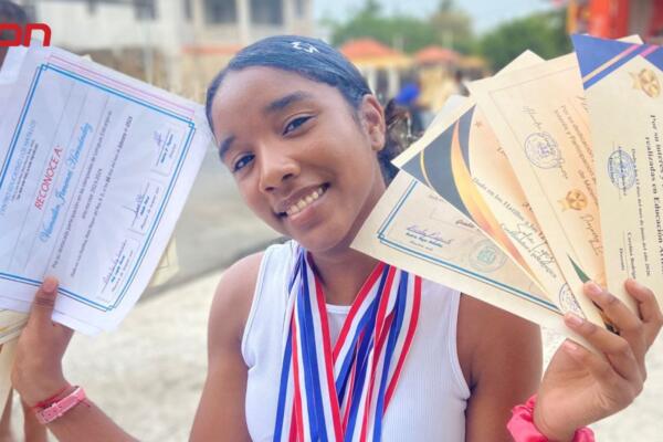 Joven promesa de Hato Mayor busca apoyo para ser doctora.
