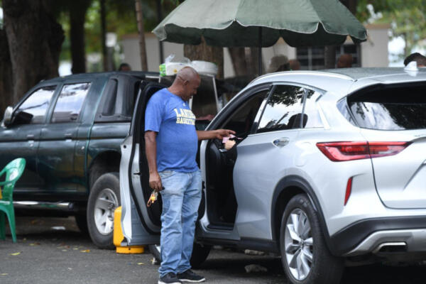 Parqueadores informales como "chivos sin ley": vías públicas convertidas en negocios