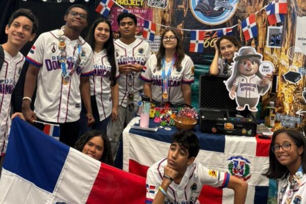 Equipo de robótica S.J.T. Dolphins obtiene máximo galardón de diseño en competencia internacional en Boston
