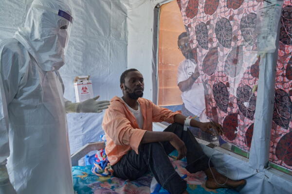 Pacientes son atendidos en un centro de tratamiento del ébola dirigido por la ONG Alianza para la Acción Médica (ALIMA) en Rwampara, Ituri, República Democrática del Congo, en una fotografía del 20 de junio de 2026. EFE/EPA/DIEUDONNE DIROLE