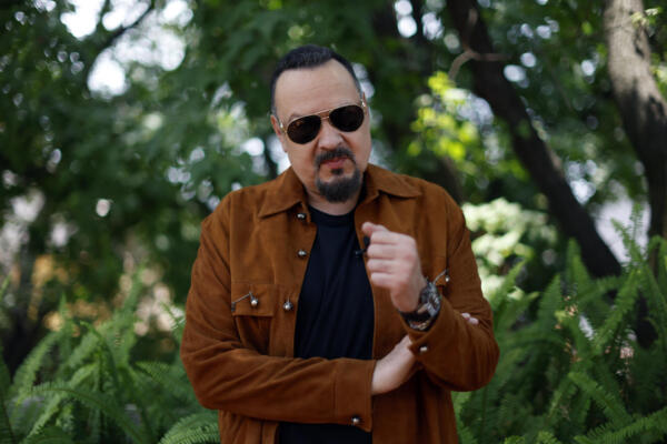 El cantautor mexicano Pepe Aguilar posa durante una entrevista con EFE este miércoles, en Ciudad de México (México). EFE/Sáshenka Gutiérrez
