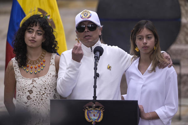El presidente de Colombia, Gustavo Petro, habla junto a su hijas Sofía (i) y Antonella luego de votar en la segunda vuelta de las elecciones presidenciales este domingo, en Bogotá (Colombia). EFE/ Natalia Pedraza