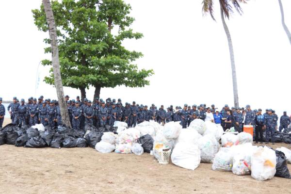 Policía Nacional realiza jornada de limpieza de la playa Fray Antón de Montesinos