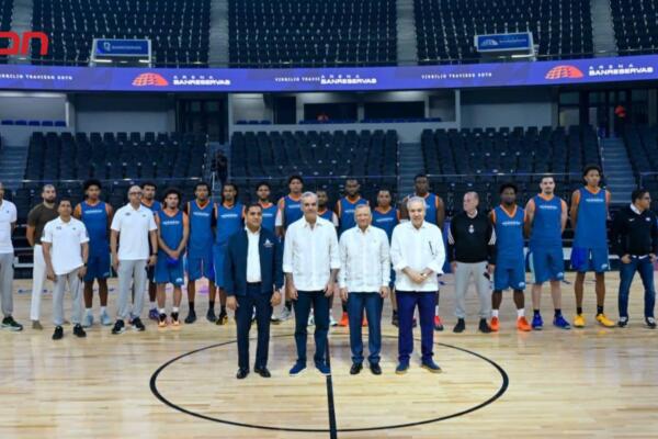 Kelvin Cruz, Luis Abinader, doctor Leonardo Aguilera y Fernando Hasbún junto a la Selección Nacional de Baloncesto.
