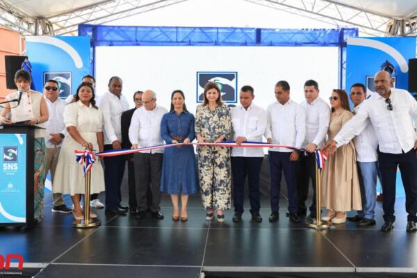 La vicepresidenta de la República, Raquel Peña, y el director ejecutivo del SNS, doctor Julio Landrón, junto a otras autoridades, durante la entrega de obras de infraestructura sanitaria en Valverde Mao. Foto: Fuente externa