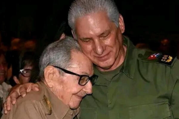 Raúl Castro, expresidente cubano (izq.) y Miguel Díaz-Canel, presidente cubano (der.). 