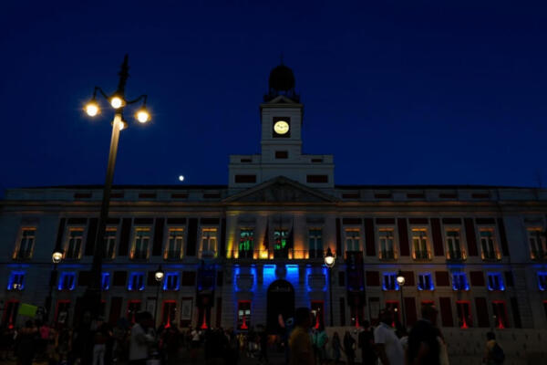 La Comunidad de Madrid ilumina con los colores de la bandera de Venezuela la fachada de la Real Casa de Correos como muestra de solidaridad con el pueblo venezolano tras los devastadores terremotos que asolaron al país sudamericano este pasado miércoles, hoy viernes en la capital. EFE