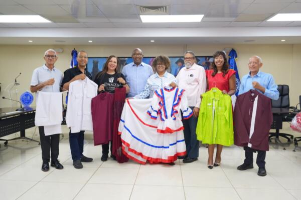 Rector de la UASD entrega insumos a grupos culturales previo a la gala “Profesor del Año” en el Teatro Nacional. Foto: Fuente externa 