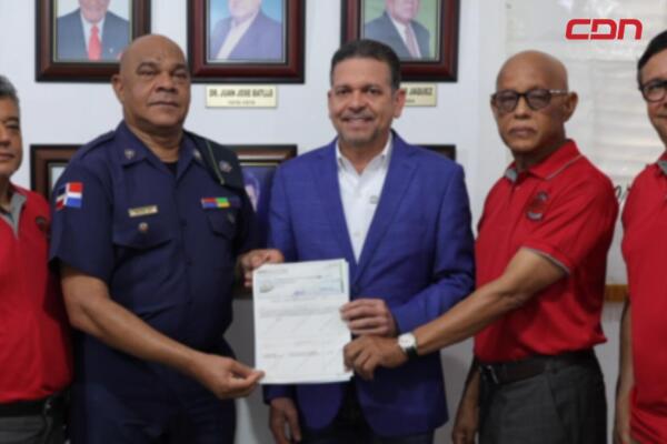 Representantes de Proindustria y del Patronato del Cuerpo de Bomberos de Santiago durante la entrega del aporte económico destinado a fortalecer las labores de prevención y respuesta ante emergencias en la región.