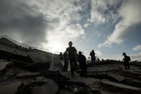 Rescatistas participando en labores de búsqueda en un edificio afectado por los terremotos, el sábado en La Guaira (Venezuela). EFE/ Henry Chirinos