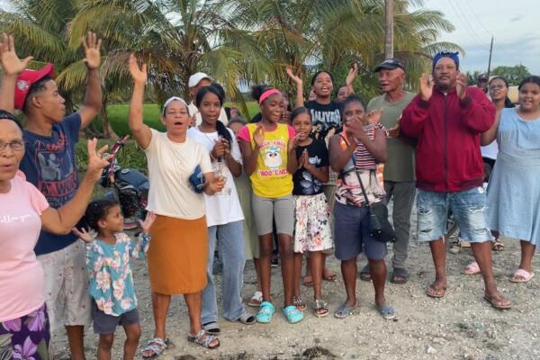 Residentes de La Ceja, en Nagua, reclaman a INAPA la terminación del sistema de agua potable y la reparación de las calles afectadas por trabajos realizados en la comunidad.