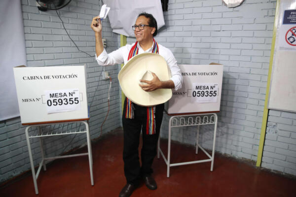 El candidato a la presidencia del Perú por el partido Juntos por el Perú, Roberto Sánchez, sostiene su voto este 7 de junio de 2026, durante la segunda vuelta de las elecciones presidenciales, en Lima (Perú). EFE/ Paolo Aguilar