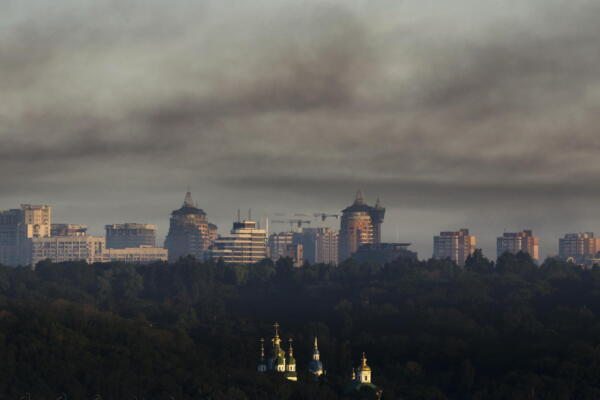Humo de incendios flota en el cielo tras un masivo ataque ruso a la capital ucraniana, Kiev, Ucrania, este martes 2 de junio de 2026, en medio de la invasión rusa. Foto: EFE
