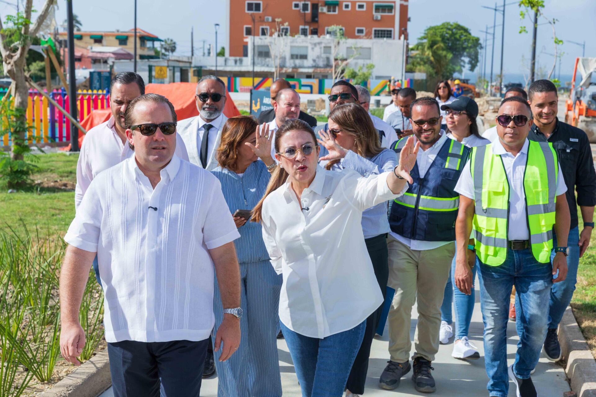 Carolina y Paliza supervisan trabajos finales del Paseo 30 de Mayo