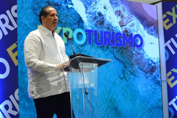 Ministro de Salud Pública, Víctor Atallah, durante la inauguración de Expoturismo 2026