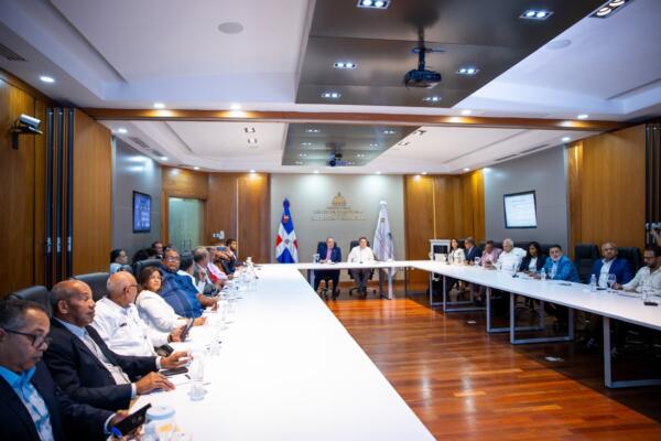 Sectores productivos y sociales valoran medidas propuestas y apertura al diálogo tras encuentro con el ministro Magín Díaz. Foto: Fuente externa 