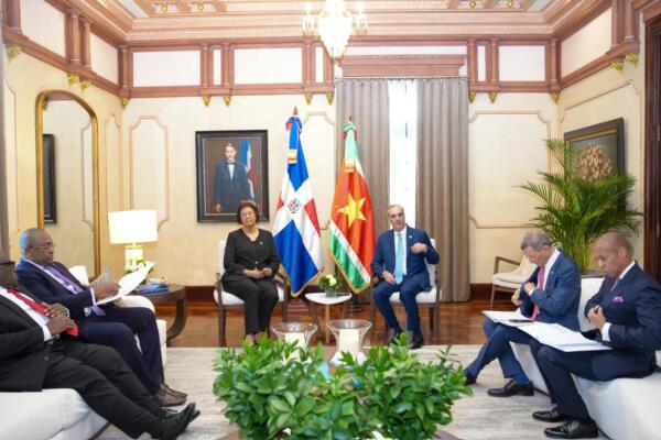 La ceremonia de recibimiento de la mandataria surinamesa estuvo encabezada por el presidente Abinader y se realizó en la explanada frontal del Palacio Nacional. Foto: Fuente externa 

