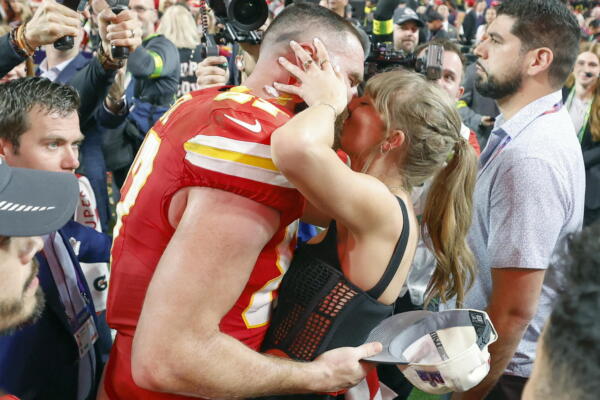 Fotografía de archivo de la estrella del pop Taylor Swift y el jugador de fútbol americano Travis Kelce. EFE/EPA/JOHN G. MABANGLO