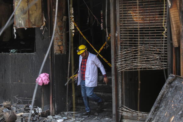Un miembro del equipo forense inspecciona el hotel de Nueva Delhi en el que se produjo un incendio el 3 de junio de 2026. EFE/EPA/RAJAT GUPTA