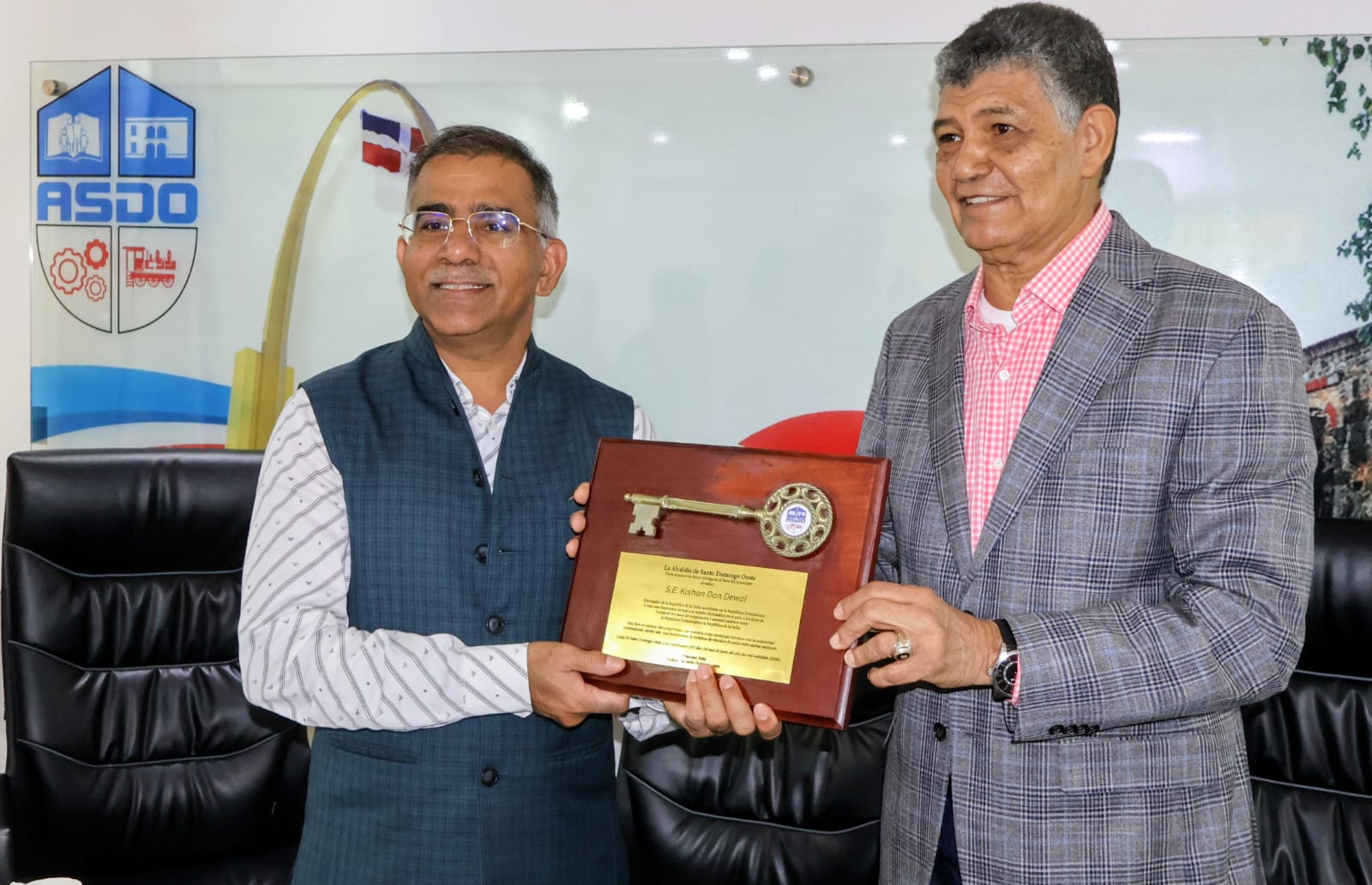 Embajador de la India visita la Alcaldía de SDO y destaca oportunidades de cooperación y desarrollo