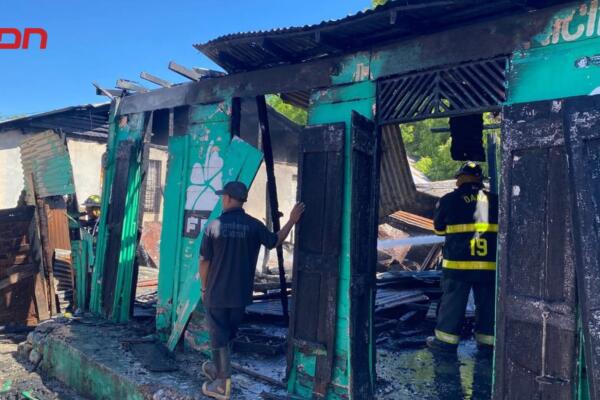 Incendio afecta vivienda rotulada de Fuerza del Pueblo en Barahona.