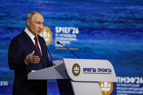 El presidente ruso Vladimir Putin pronuncia su discurso en la sesión principal del Foro Económico Internacional de San Petersburgo (SPIEF) en San Petersburgo, Rusia, el 05 de junio de 2026. El 29º Foro Económico Internacional de San Petersburgo se celebra del 03 al 06 de junio de 2026. (Rusia, San Petersburgo) EFE/EPA/ANATOLY MALTSEV