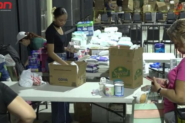 Voluntarios y donantes en el centro de acopio habilitado en la plaza comercial Sambil. Foto: CDN Digital 