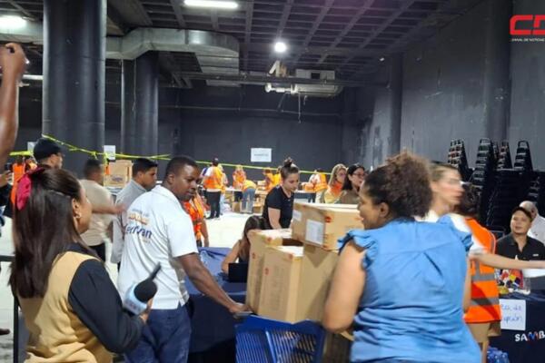 Voluntarios y donantes en el centro de acopio habilitado en la plaza comercial Sambil. Foto: Fuete externa