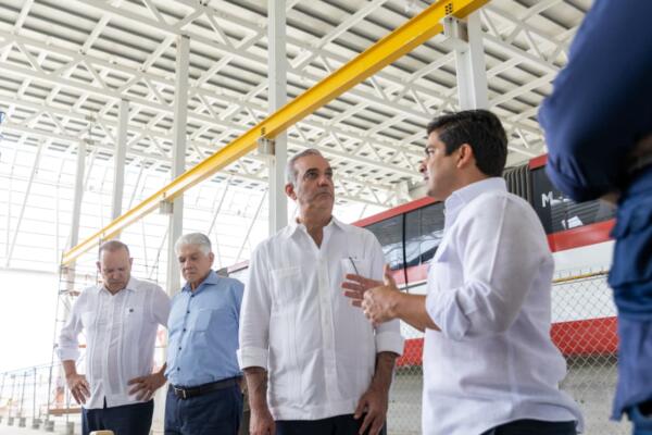 Luis Abinader inspecciona el Monorriel de Santiago.