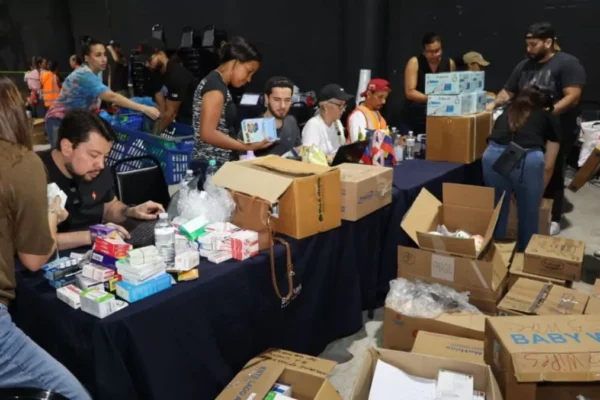 Ciudadanos dominicanos continúan llevando donaciones a centros de acopio para apoyar a Venezuela