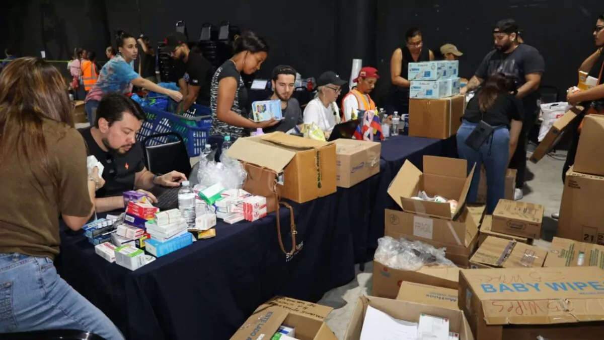 Ciudadanos dominicanos continúan llevando donaciones a centros de acopio para apoyar a Venezuela