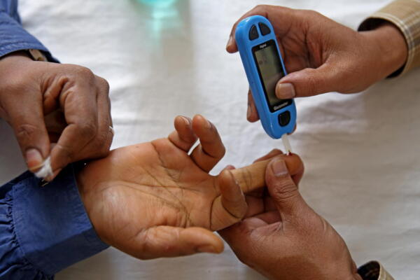 En la imagen de archivo, análisis del azúcar en sangre en una prueba gratuita en Bangalore, la India. EFE/EPA/JAGADEESH NV