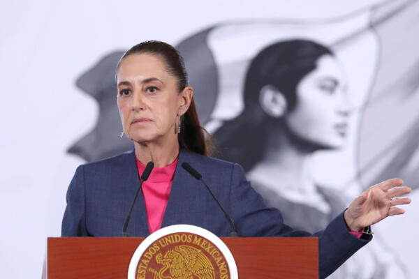 La presidenta de México, Claudia Sheinbaum, habla durante una rueda de prensa este lunes en Palacio Nacional de la Ciudad de México (México). EFE/Mario Guzmán