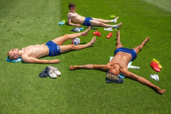 Marcus Holmgren Pedersen, Jørgen Strand Larsen y Antonio Nusa, de la selección de Noruega, después de una sesión de entrenamiento el 4 de junio en Greensboro. 