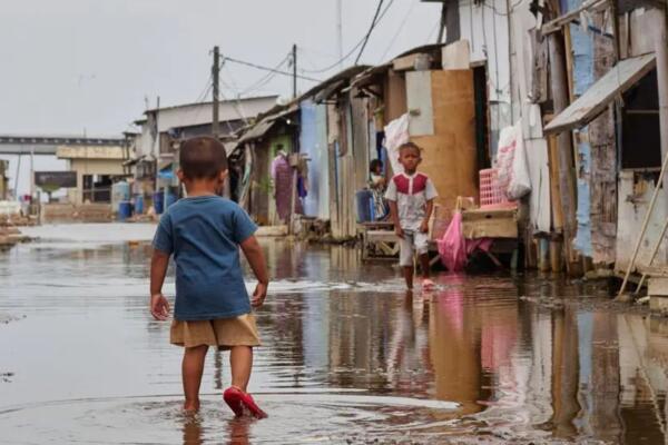 El estudio advierte que cerca de 1,100 millones de niños y niñas, equivalente a casi la mitad de la población infantil mundial, están expuestos simultáneamente a tres o más riesgos climáticos. 