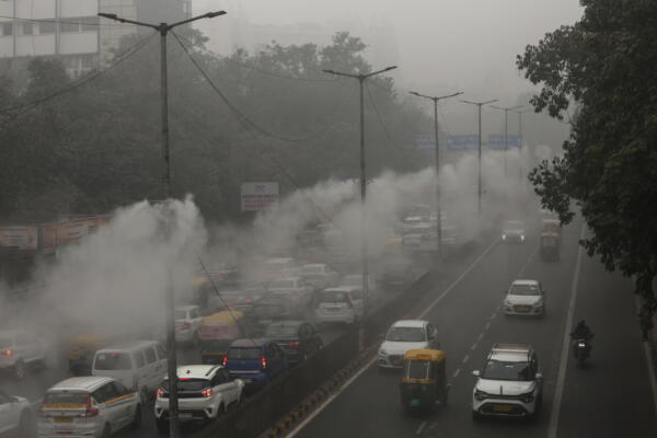 Nueva Delhi pagará a ciudadanos por comprar coches eléctricos para frenar la contaminación. EFE/EPA/RAJAT GUPTA