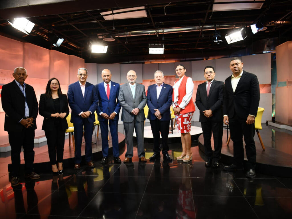 Alfonso Tejeda,  Yanessi Espinal, César Matos, Blaurio Alcántara, Nelson Rodríguez, director general de elCaribe-CDN, Miguel Sanz, Altagracia Capellán, Federico Jovine y Erick Montilla.