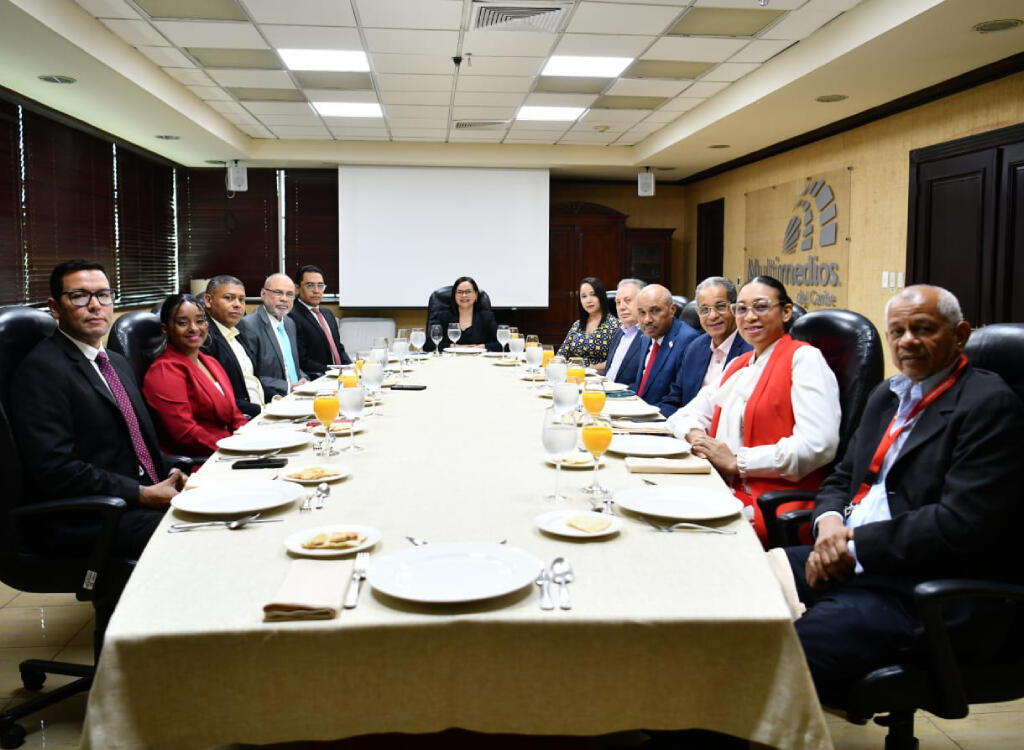 La directiva de la CRD junto al equipo periodístico del Grupo Multimedios del Caribe.