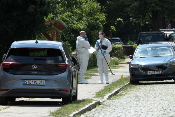 Agentes forenses de la policía en la zona donde este lunes se produjeron disparos en un centro de menores en Stade (Alemania). EFE/EPA/Fabian Hoefig