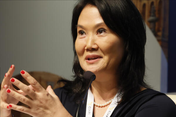 Fotografía de archivo de la candidata a la presidencia de Perú, Keiko Fujimori, durante una entrevista con EFE.
