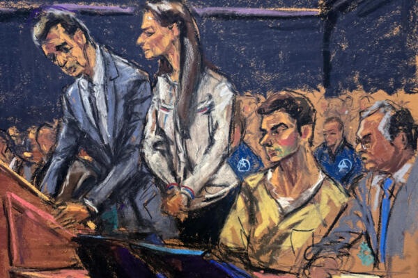 Fotografía de un dibujo realizado por la artista Jane Rosenberg que muestra al fiscal federal adjunto, Dominic Gentile (i), hablando junto a Luigi Mangione (2-d) y sus abogados defensores Karen Friedman Agnifilo (2-i) y Marc Agnifilo durante una audiencia este lunes, en un tribunal de Nueva York (Estados Unidos). EFE/ Jane Rosenberg