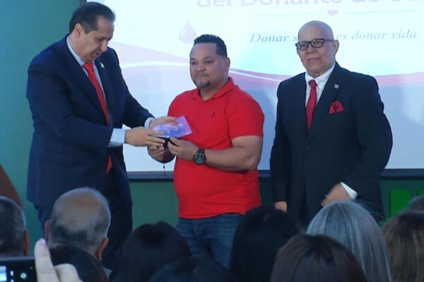 Hemocentro reconoce a miembro de CDN 37 por donar sangre cada 4 veces al año, cantidad máxima permitida