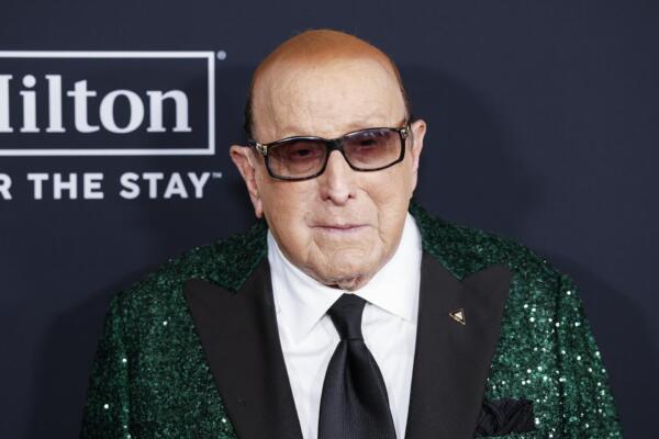 Fotografía de archivo del 31 de enero de 2026 que muestra al poderoso ejecutivo de la industria musical Clive Davis posando en la alfombra roja de la gala previa a los Premios Grammy en Los Ángeles, California (EE. UU.). EFE/ Chris Torres/ ARCHIVO