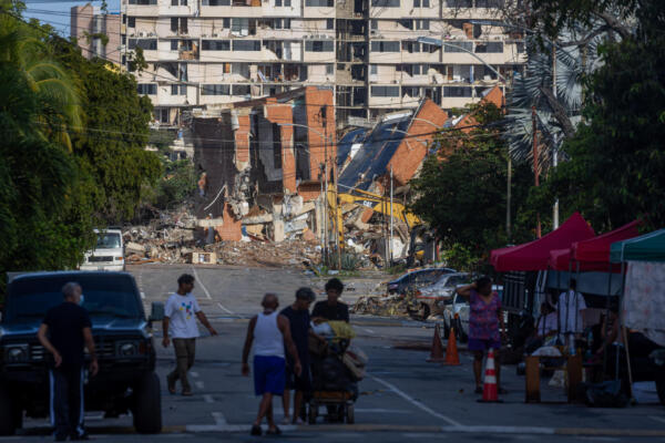 Fotografía que muestra edificaciones afectadas por los terremotos, este martes en Catia La mar, La Guaira (Venezuela). EFE/ Miguel Gutiérrez