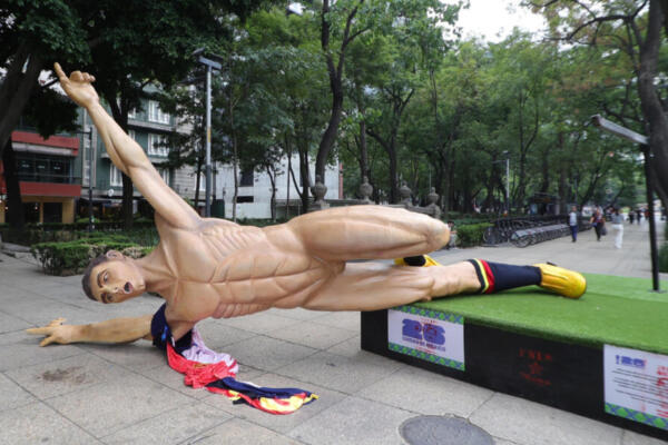 Maestros mexicanos derriban estatuas del Mundial en medio de protestas