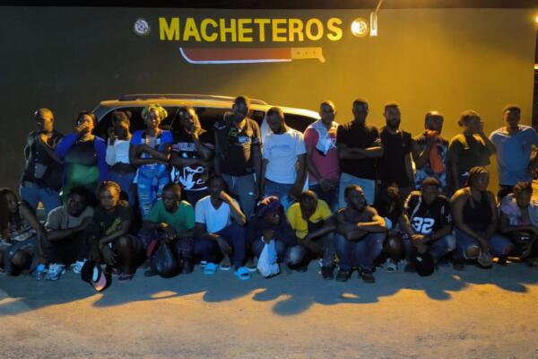 ERD intercepta miniván con 27 haitianos indocumentados en el municipio de Esperanza