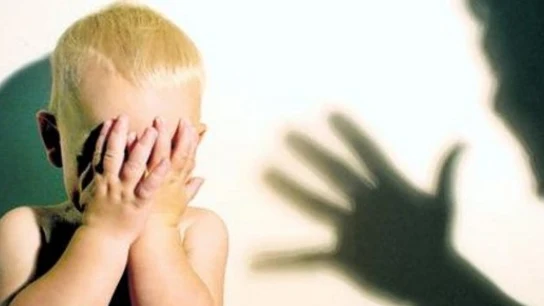 Imagen simulando maltrato infantil.