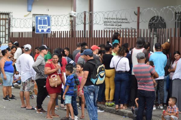 Fotografía de archivo en la que se captó a un grupo de migrantes cubanos en Tapachula, (México). EFE/José Torres