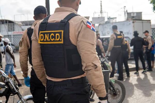 Detienen nueve personas e incautan sustancias prohibidas durante allanamiento en Santo Domingo Oeste
